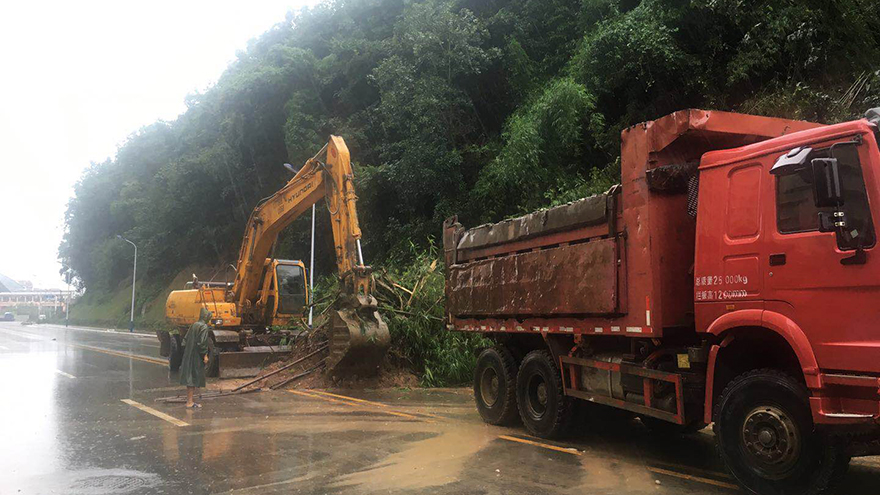 7月11日，，，桑林坝项目整理塌方现场