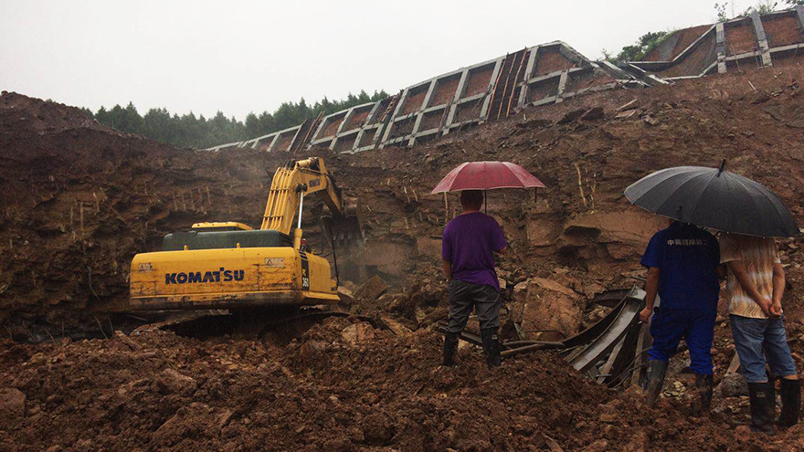 一环路南段东延线项目边坡抗洪现场