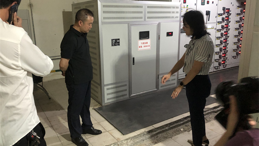 集团董事王玉梁检查建设大厦配电室清静事情
