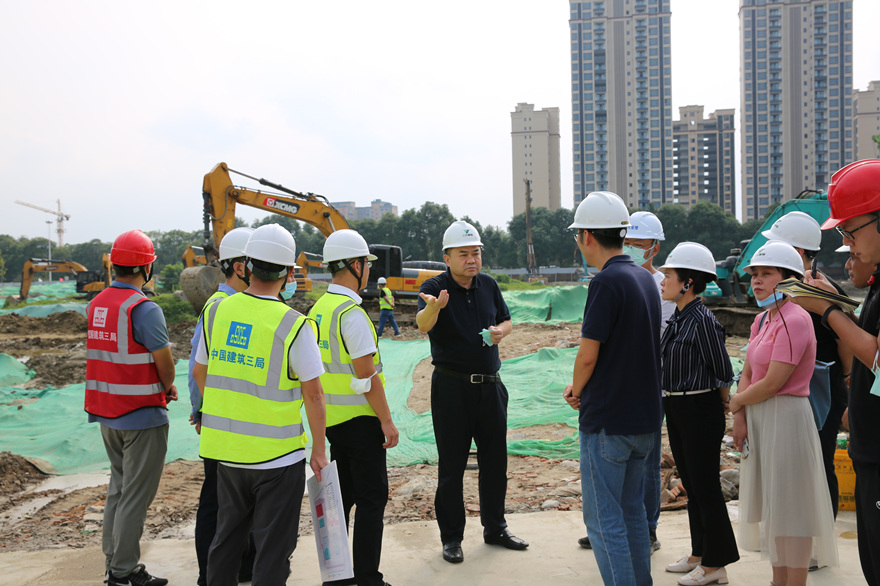 集团党委书记、董事长肖林带队检查三江医院项目工地_副本