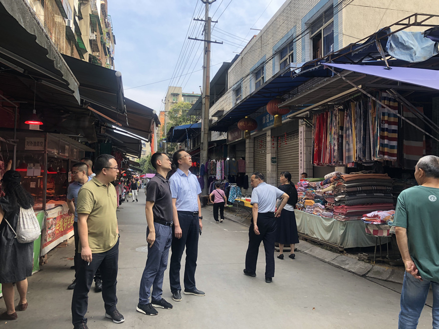 集团党委副书记张雁带队检查御营新村危房_副本