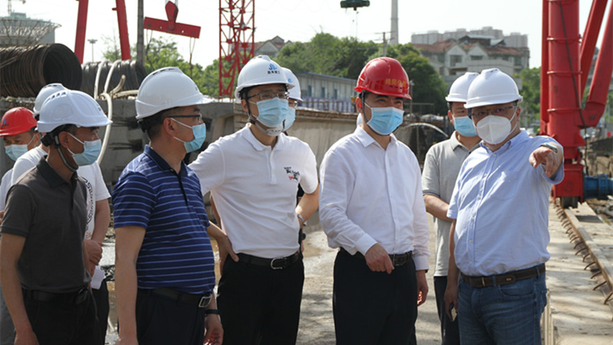 4月28日，，市住建委主任苏杰到嘉来建工承建的滨河南路蹊径综合刷新工程（下穿节点）开展节前清静生产检查_副本