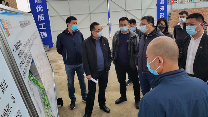 4月7日，，，，集团党委委员、副总司理倪丹划分前往城南体育公园、滨河南路、南山路补短板项目施工现场办公