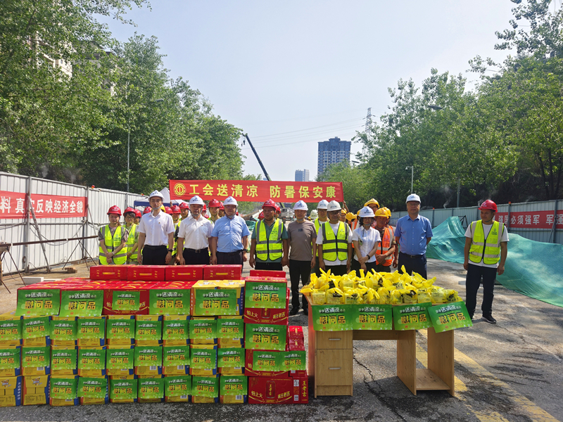 集团副总司理倪丹慰问嘉来建工