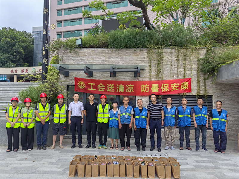 集团副总司理余佰宣慰问停车公司